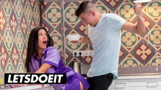 A szexi szobalány Jade Presley kitakarít és szopja a nagy faszkat a forró szálláson