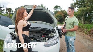 Forró latin milf Leela Moon megdugja a szerelőjét