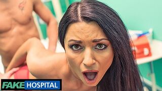 Lengyel milf Ania Kinski megmutatja új mellét az orvosának a hamis kórházban