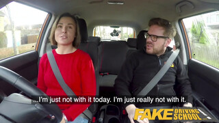 Fake Driving School hétköznapi csaj csattogó csöcsökkel