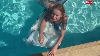 Emma Wolf medencében vadul baszik tüzesen
