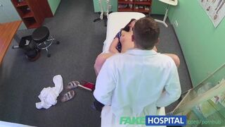 Forró barna szexi lány megtanulja, hogy csak kemény fasz gyógyítja meg