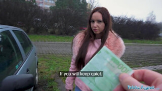 Public Agent - Zeynep Rossa felszedve a parkolóban