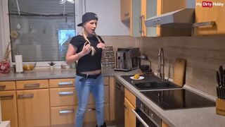 Német milf kukoricával dugja puncáját nyalja nedvét