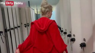 Szőke cheerleader torkos szopása öltözői vadulattal