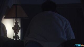 Tini lány élvezi a farkát szopva és lovagolva ágyban este