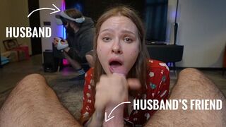 POV: A feleség csábítóan megdönti a férj haverját, miközben az VR-ben elmerül