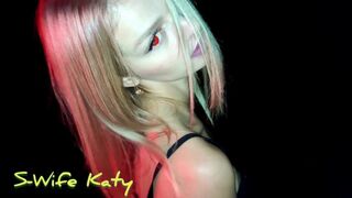 Halloween vadul Katyval: forró szopás és arcra élvezés