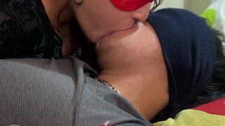 Ó, milyen vadul csókolózik a mostoha nővérem franciásan!