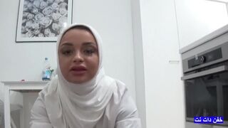 Arab MILF csábítja a mostohafia barátját egy vad szexre, míg a férje dolgozik