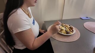 Dögös 20 éves csaj megbassza magát az első randin