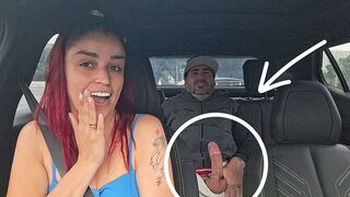 Uber sofőr lebukja az utast, amint hátul élvezi magát!
