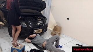 Autótulajdonos csaj rákívánt a vonzó szerelőjére!