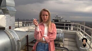 Forró csaj majdnem lenyelte a farkát az utcán