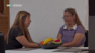 Forró érett csaj ujjai táncolnak a fiatal leszbikus nedves punciban, míg az vadul spriccelve jön