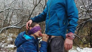 Vadító nyilvános orális gyönyör és meleg sperma kortyolgatás a hegyi folyóparton