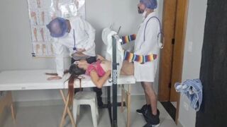 Szemkötős gyönyörben fuldoklik a beteg az orvosi csapat vad szexjétől