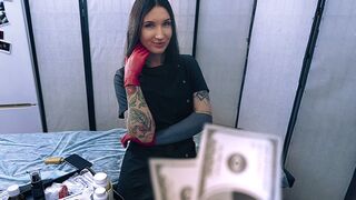 Forró nővér latex kesztyűben segíti a beteget a forró spermaminta leadásában