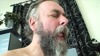 Öreg nagypapa rajtakapja a mostohaunokáját, amint pornót néz az Old Pigsnél