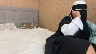 Arab feleség telefonon beszél és a punciját simogatja az orgazmusig