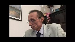 Vörös érett milf vadul mélytorokozza a brutális farkat házi felvételen