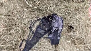 Hatalmas fenekű érett nő mohón nyalja a vastag parasztfasz a disznóólban