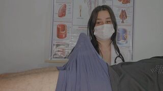 Kiságyi nővér brutálisan megszabadítja a beteget a makacs merevedési gondjaitól