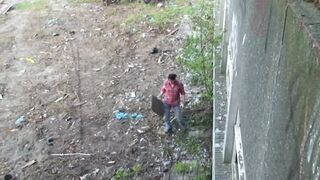Krissy Kage fekete tincsei alatt vadul megdolgozva az elhagyott romokban