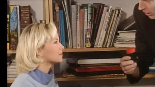 Tömjük tele a lyukaikat hatalmas farokkal – retro pornó teljes filmben