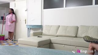 Dögös takarítónő nyelvével nyalja tisztára ügyfele kemény farkát