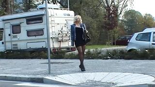 Szőke milf hatalmas cicivel fekete harisnyában vadul megbaszva