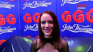 Viktoria Goo, a vörös csábító casting lány, buja melleivel elárasztva a farkak élvezetében